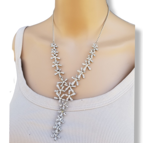 VINTAGE SILVERTONED GROOVY CRYSTAL FLOWERS DESIGN NECKLACE - Picture 2 of 6